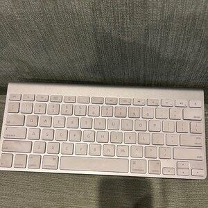 Genuine Apple A1314 Wireless Keyboard White Keys Alum/Metal Base 2 AA Batteries